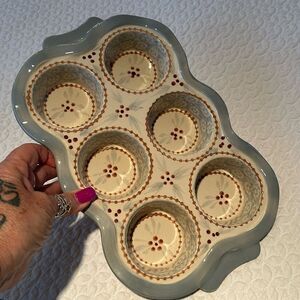 Temptations Presentable Ovenware Muffin Pan Old World Pattern
